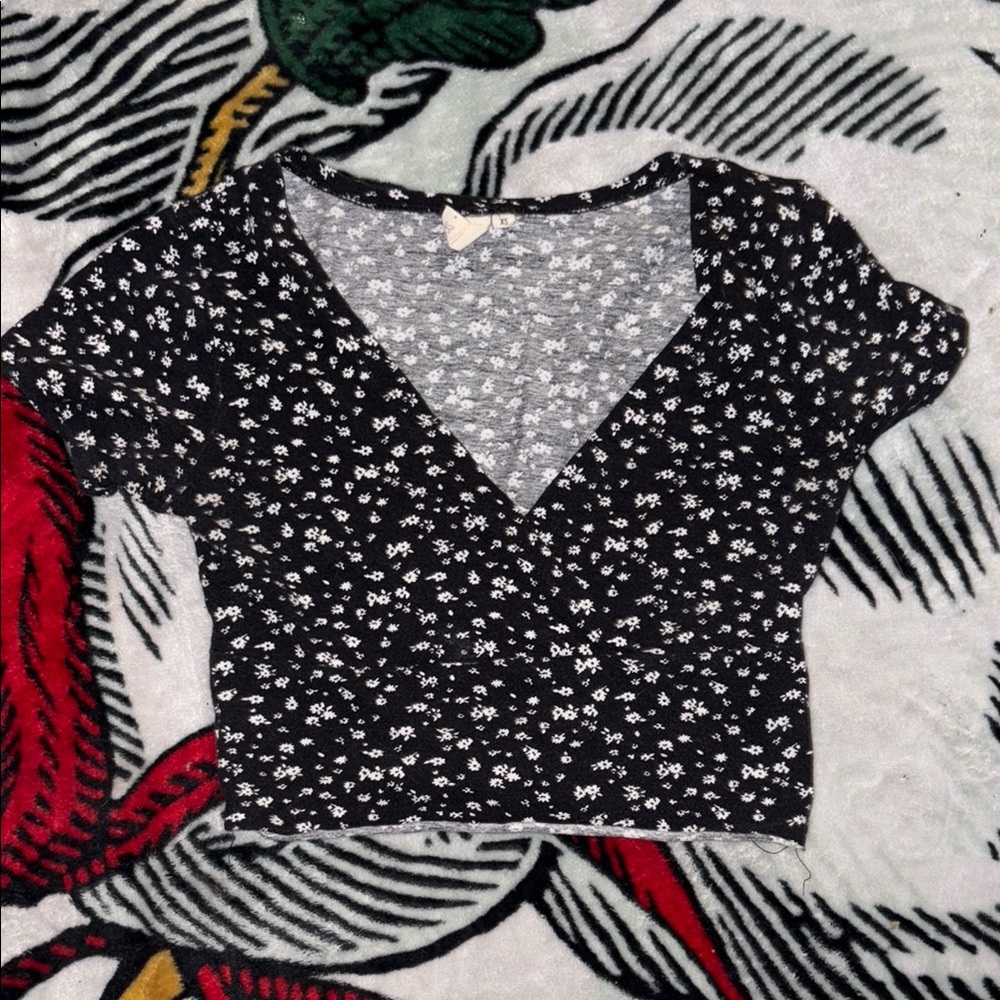 TILLYS Floral Black V-Neck Women's Top
